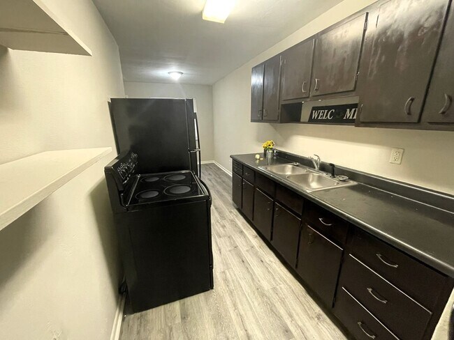 Building Photo - Charming 1Bed/1Bath Apartment with Washer/Dryer Hookups!
