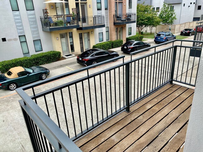 Building Photo - "Fantastic 1-Bedroom Condo off South Congr...