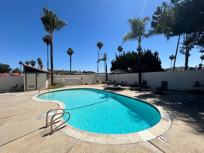 Building Photo - Spacious Newly Remodeled Townhome in Bonsa...