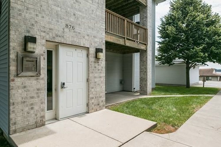 Building Entrance - 876 Boston Way