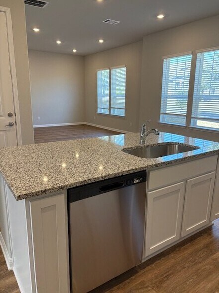 Building Photo - 1020 Vista View Dr