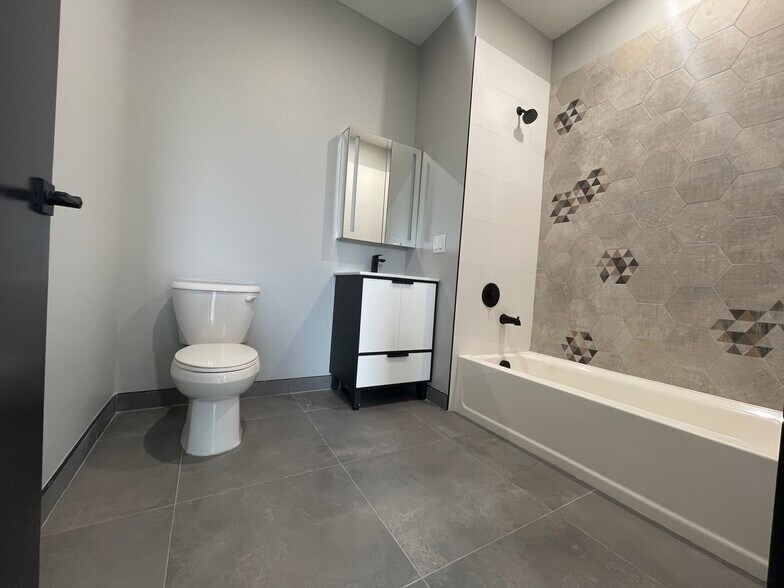 132 Mallory Ave 301 - 138 Mallory Ave