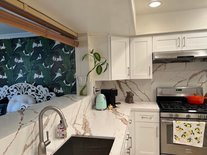 Building Photo - 6752 Hillpark Dr