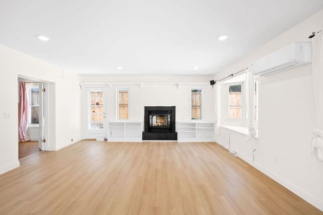 Building Photo - 525 Forest St
