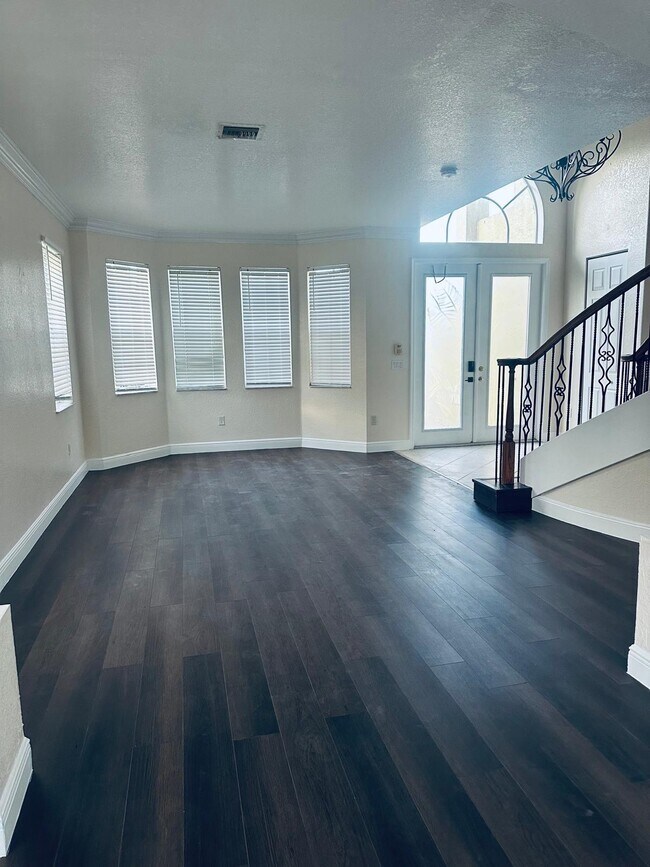 Building Photo - 2261 Ridgewood Cir