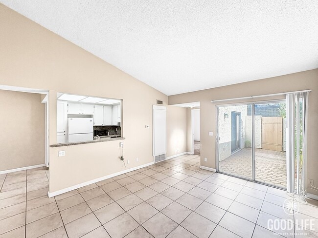 Building Photo - Great 2B/2BA Townhome in Escondido w/ AC, ...