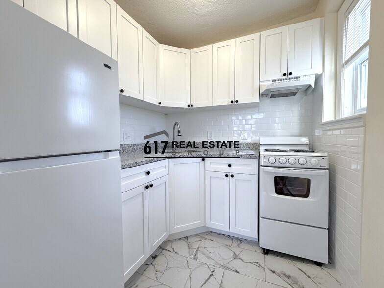 Building Photo - 2018 Commonwealth Ave