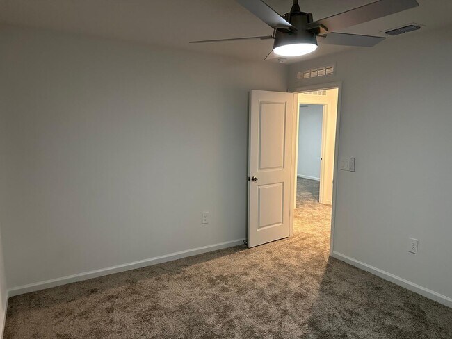 Building Photo - 4 Bed / 2.5 Bath Home – Available Septembe...