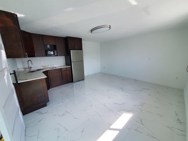 Building Photo - 920 SE 8th St