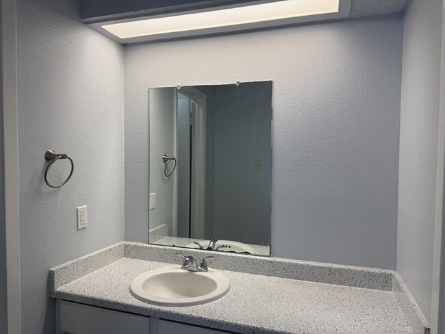 Building Photo - 2210 Capitan Dr