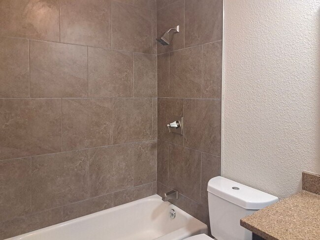 Building Photo - Spacious 3 bedroom 2 bath home w/ swimming...