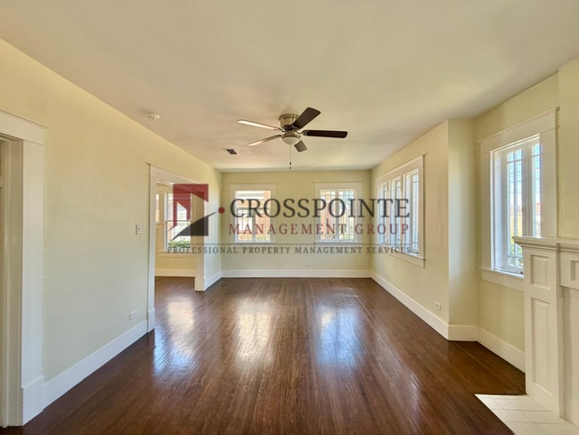 Building Photo - Tour Today! Charming 2 bedroom, 1 Bathroom!