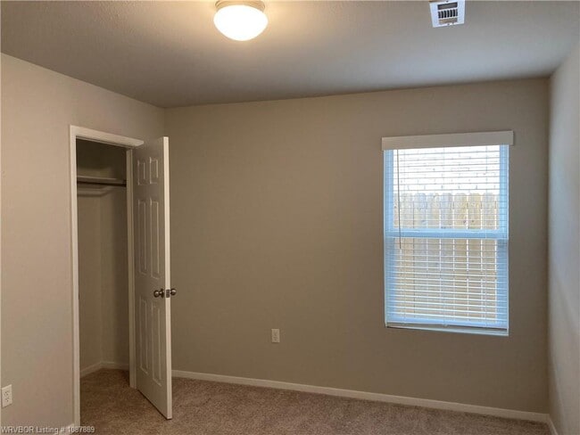 Building Photo - 8004 Dogwood Dr