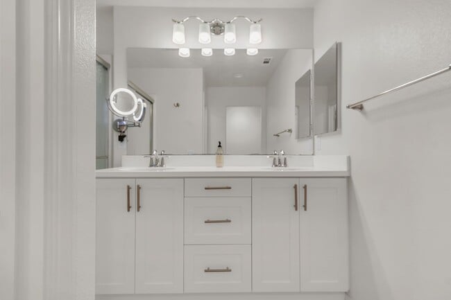 Building Photo - 1520 W 1st St