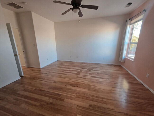 Building Photo - 3-Bedroom, 2-Bathroom Home in Desirable Fa...