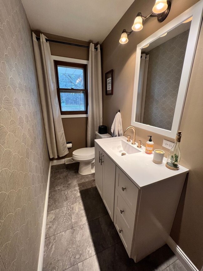 Building Photo - 3-bedroom, 1.5 bathroom, fully furnished home