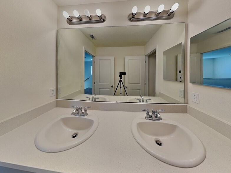 Building Photo - 3880 Fescue St