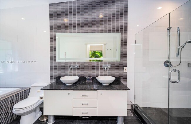 Building Photo - 1003 NE 118th St