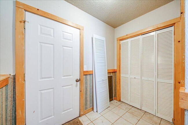 Building Photo - Desirable SE Boise Home Minutes From BSU!