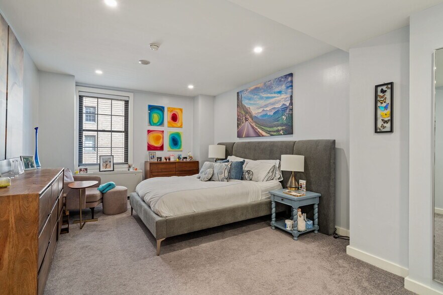 Building Photo - 225 S 18th St