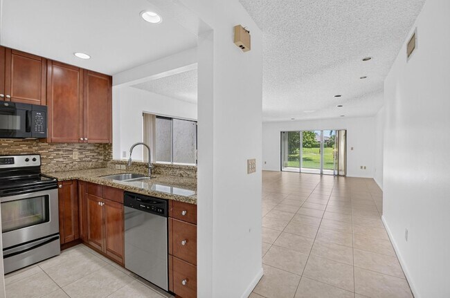 Building Photo - 9264 Vista Del Lago