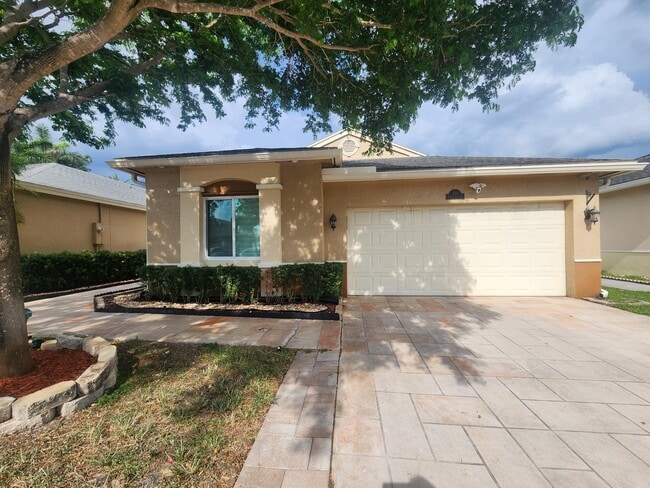 Building Photo - 250 E Riverbend Dr