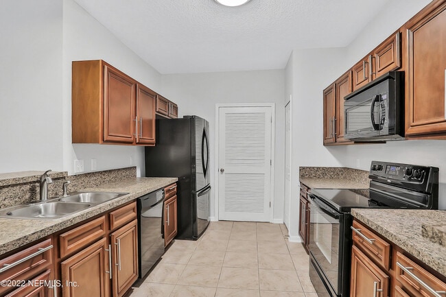Building Photo - 8241 Pelican Landing Rd