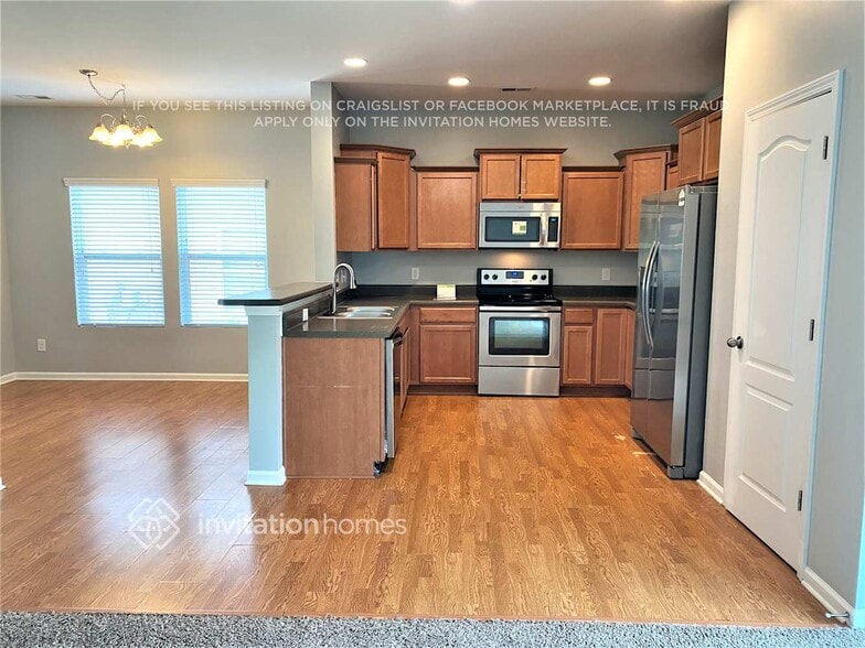 Building Photo - 2036 Blue Iris Dr