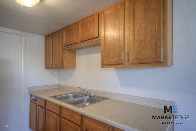 Building Photo - 2Bed/1Bath House at 48th/Broadway! JOIN TH...