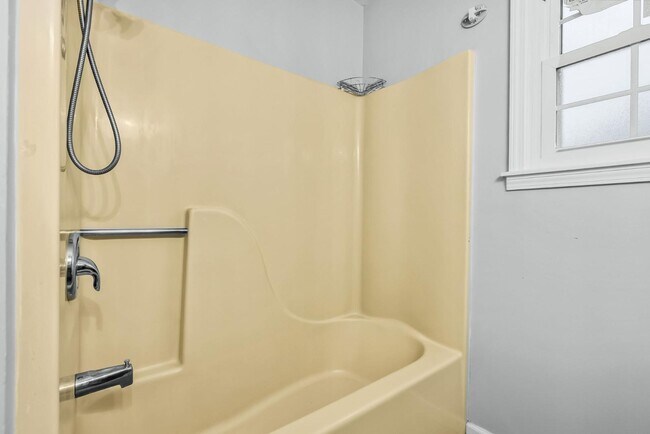 Building Photo - 215 Darrell Dr