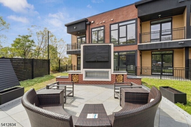 Building Photo - 140 W Webster Ave