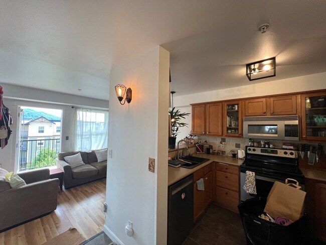 Building Photo - Spacious Studio Condo close to WWU