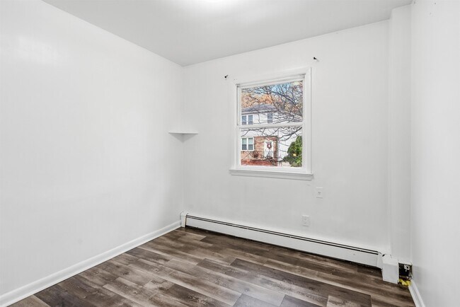 Building Photo - 2 Raydol Ave