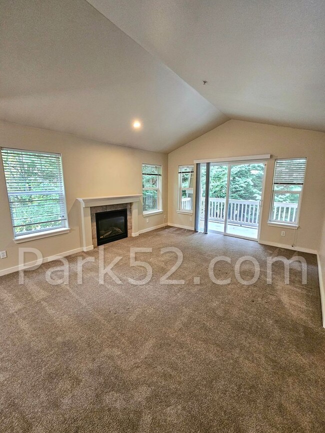 Building Photo - $500 Off 1st Full Month! 3 Bedroom Upper L...