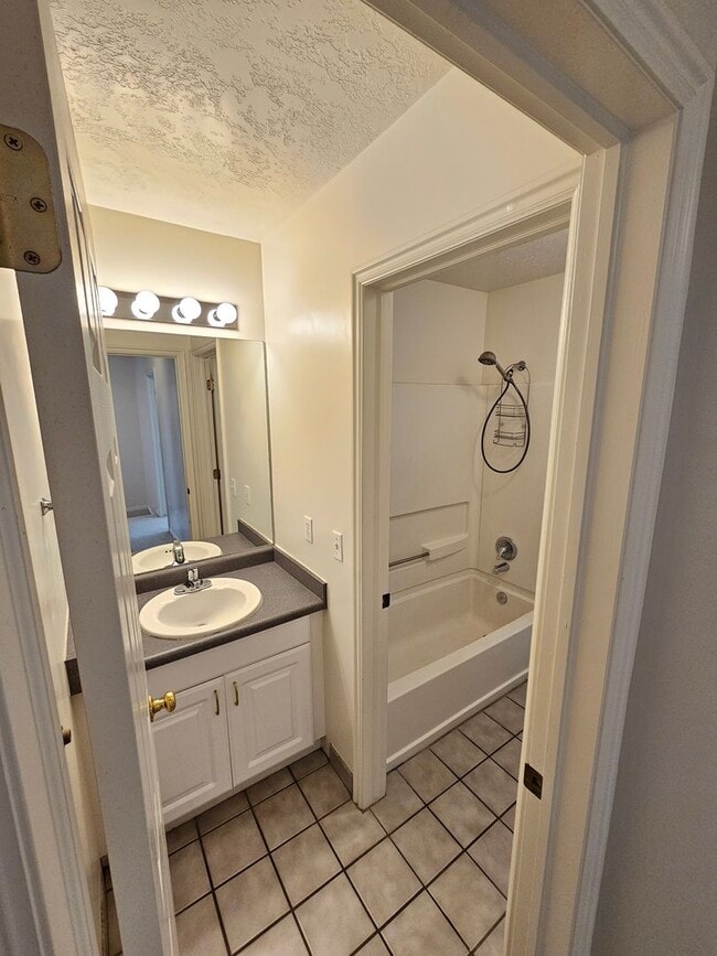 Building Photo - Spacious 3 Bd 2.5 Bath Townhouse in Bountiful