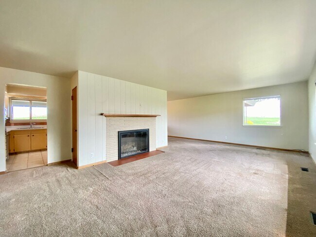 Building Photo - Charming Country Home