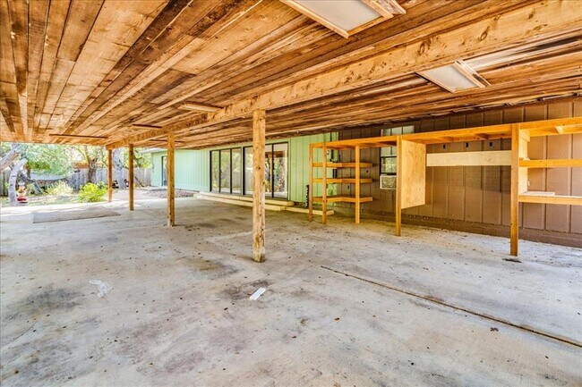 Building Photo - 904 Willow Creek Cir