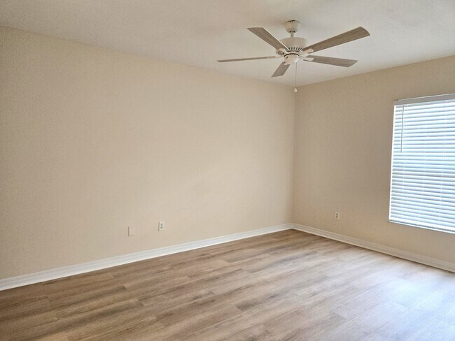 Building Photo - 3/2 Fenced Pet Friendly Home