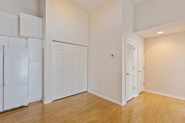 Building Photo - 4240 Central Sarasota Pky