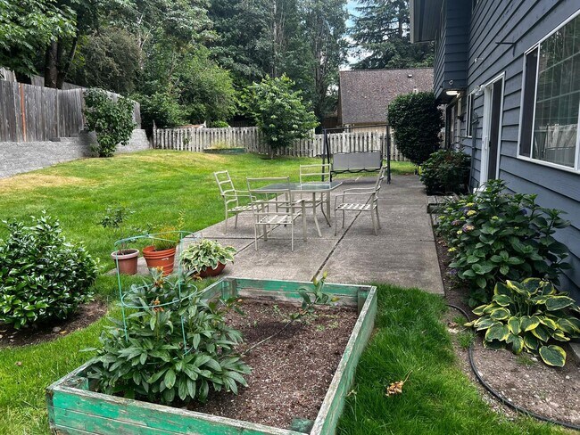 Building Photo - Well-Equipped 4 Bed 2.5 Bath Bellevue Home...