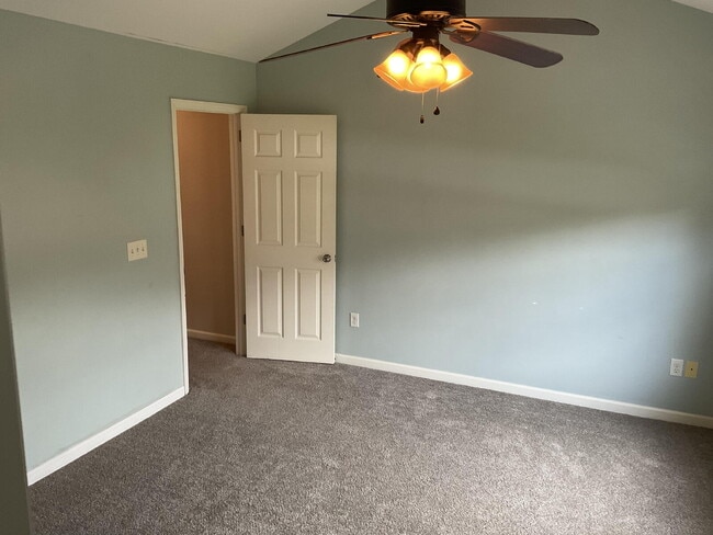 Building Photo - Adorable 2 Bedroom Townhome in Azalea Square