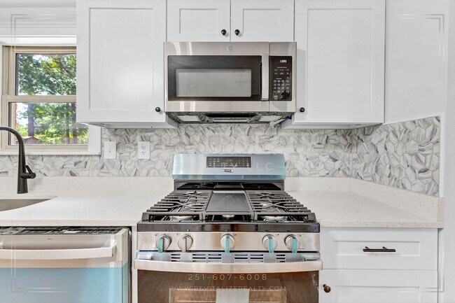 Building Photo - Newly Renovated 3 Bed / 2.5 Bath with Doub...