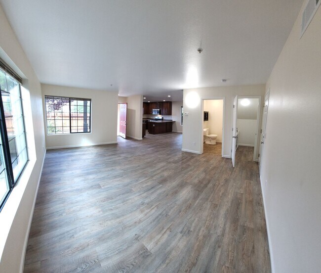 Building Photo - LOCATION-CLOSE PROXIMITY TO POLY CAMPUS