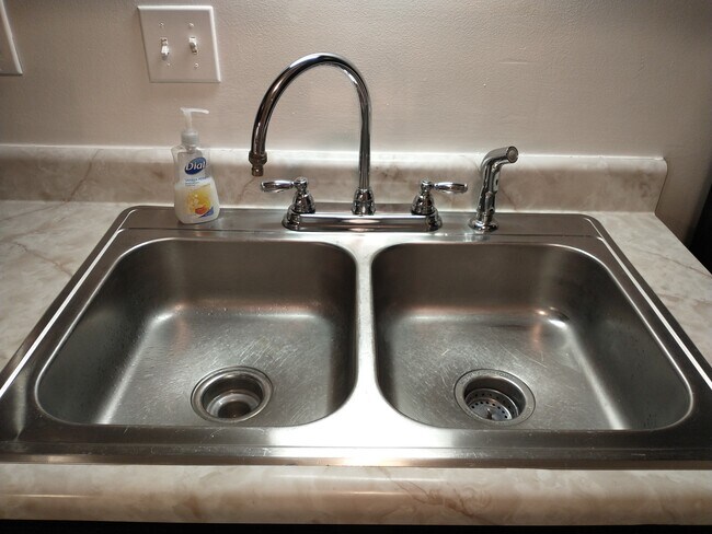 Building Photo - 1288 S Ox Rd