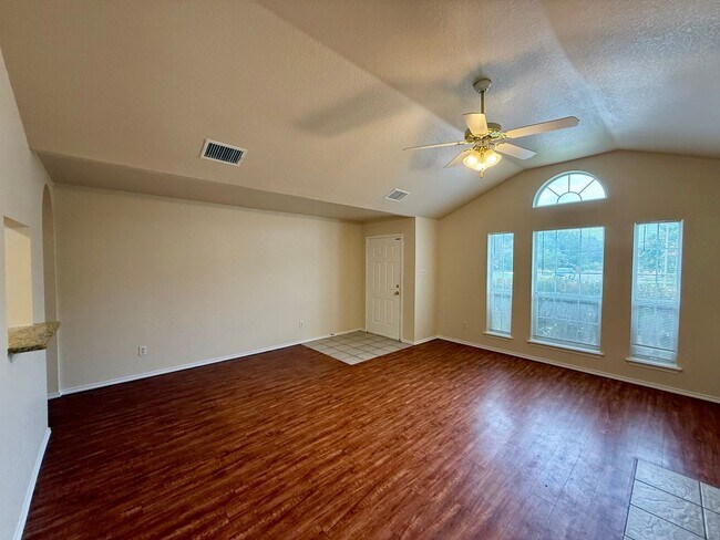 Building Photo - Beautiful 3 bedroom, 2 bathroom home in th...