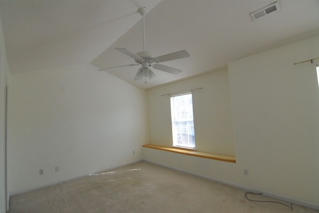 Building Photo - Maintenance free 2 bedroom suite townhouse...