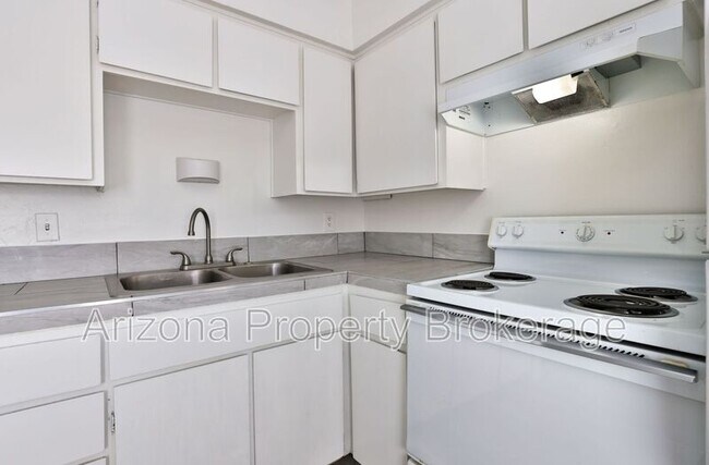 Building Photo - 1702 W Vogel Ave