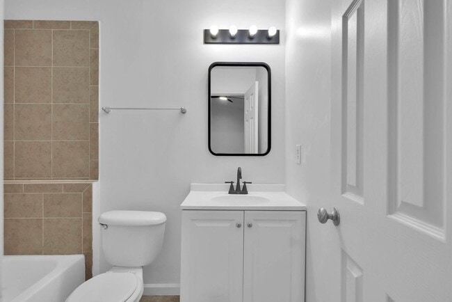 Building Photo - 3 Bedroom Townhouse for Rent! Special Low Pricing