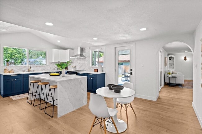 Building Photo - Beautiful Spacious Fully Remodeled Home in...