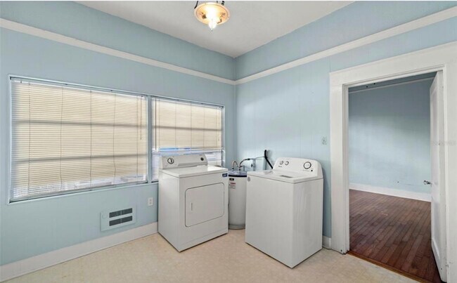 Building Photo - 2302 W Texas Ave